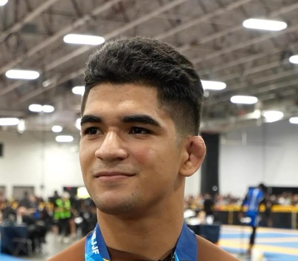 Hawann Hennye ficou quatro semanas na faixa-roxa e já é campeão do Pan No-Gi na marrom 1 Hawann Hennye com a medalha de ouro do Pan No-Gi 2026