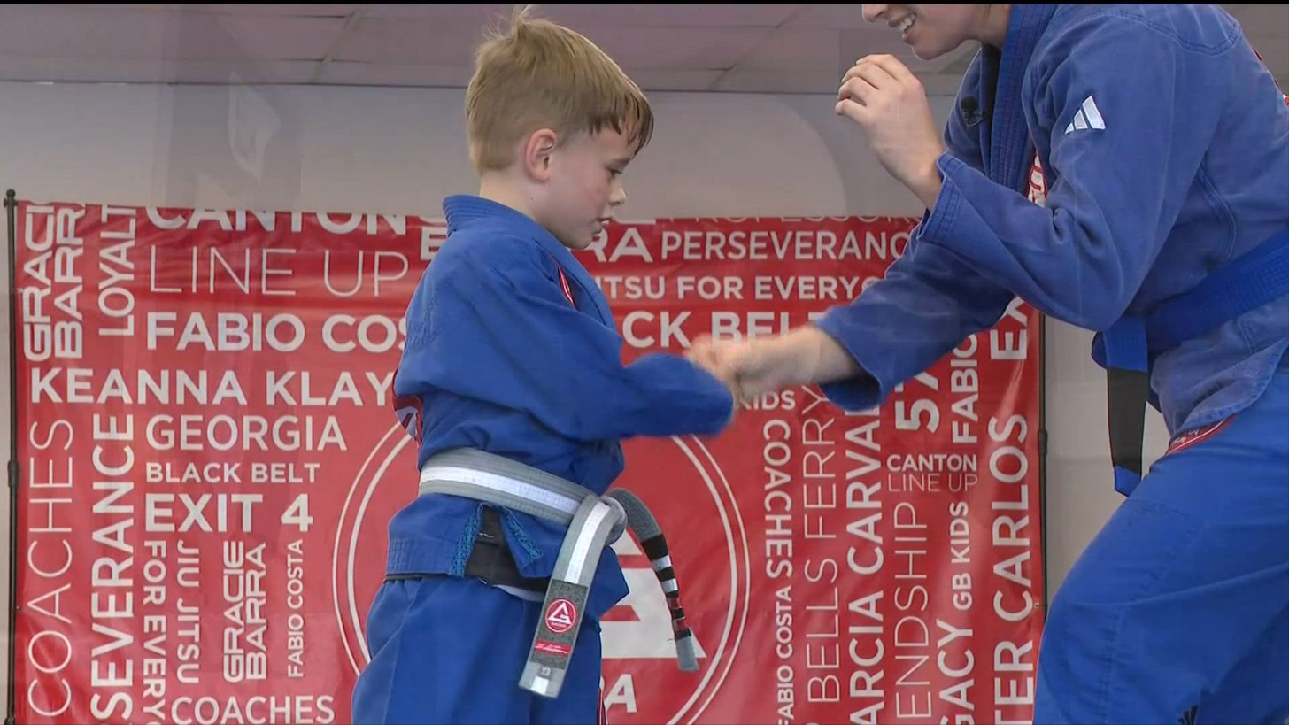 Hunter, 5 anos, venceu tumor cerebral e brilha no Jiu-Jitsu 1 Hunter Ellett, de 5 anos, treinando Jiu-Jitsu na Gracie Barra, em Canton, na Geórgia