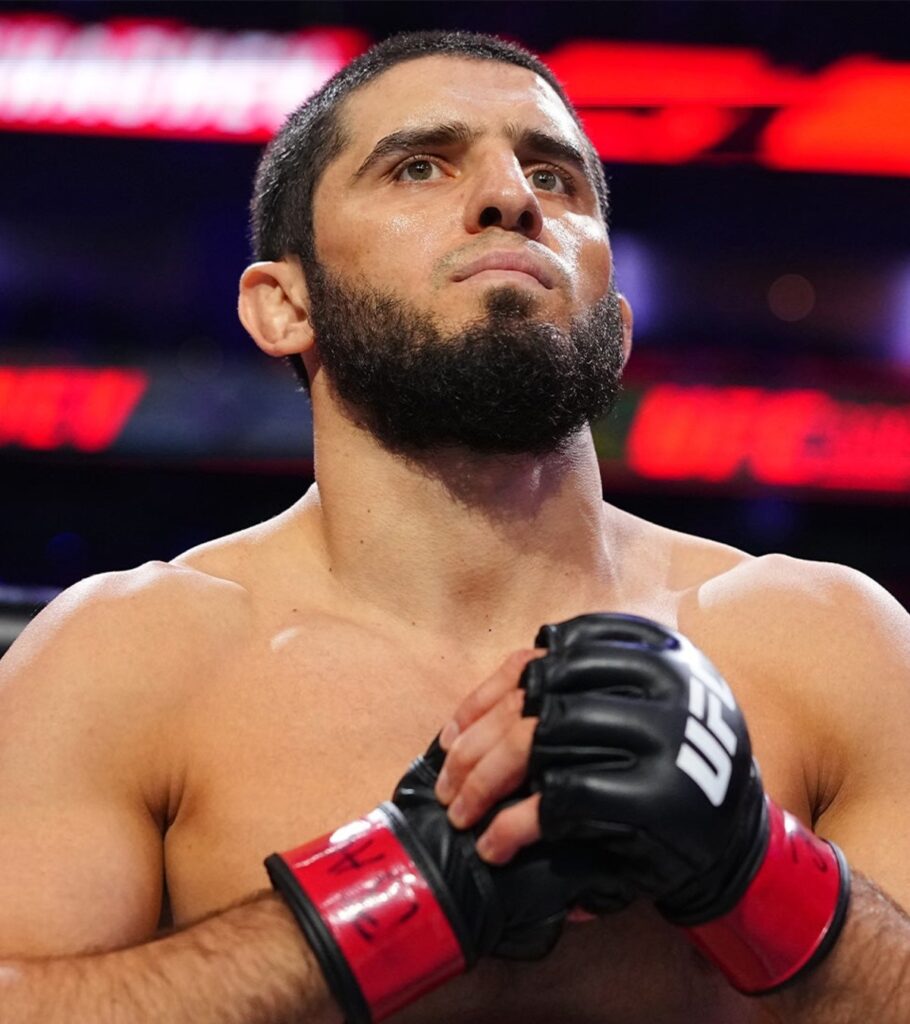 Islam Makhachev explica por que recusou Carlos Prates 1 Islam Makhachev com a mão no peito no octógono do UFC 330