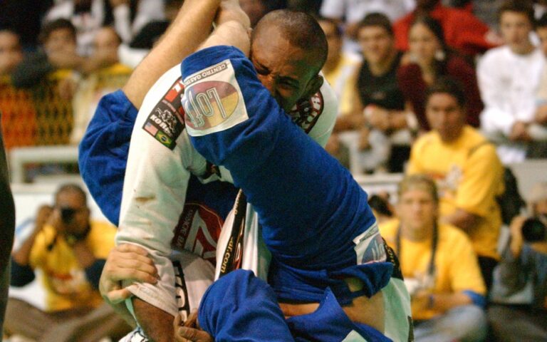 Jacaré explica por que não bateu no armlock de Roger em 2004: “Eu queria ser o melhor do mundo” 2 jacare roger gracie armlock mundial 2004 capa VF Comunica Jacaré explica por que não bateu no armlock de Roger em 2004: “Eu queria ser o melhor do mundo”