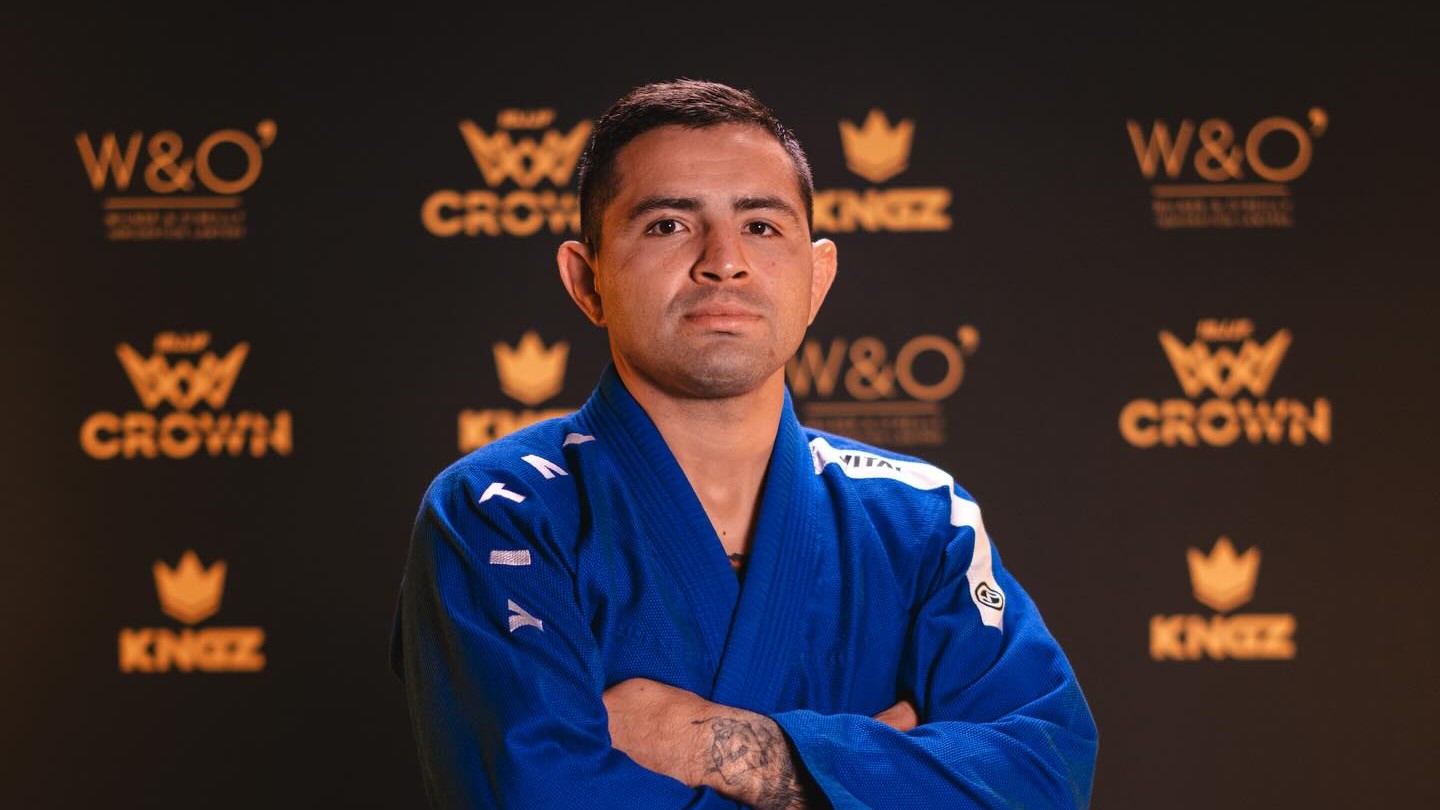 Jackson Nagai de kimono azul e faixa-preta