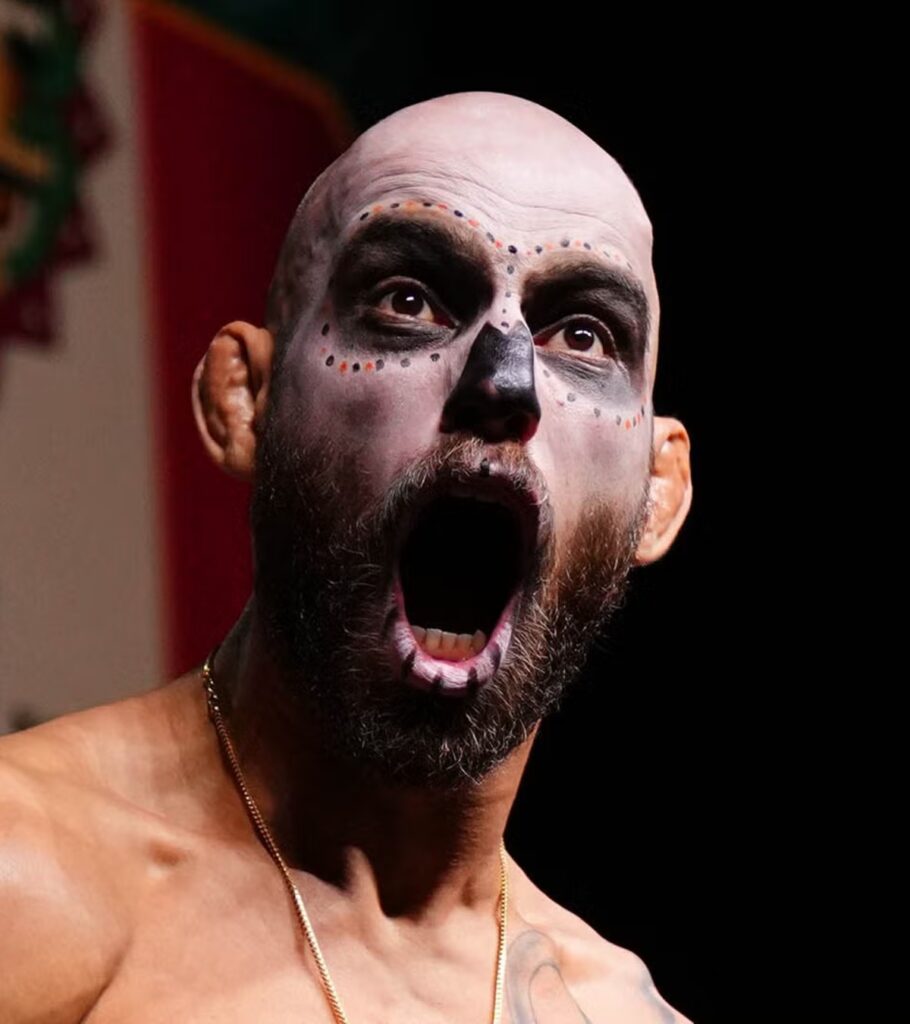 Jean Silva quer Volkanovski, mas técnico do campeão veta 1 Jean Silva com o rosto pintado de caveira mexicana grita na pesagem cerimonial do Noche UFC, em Glendale
