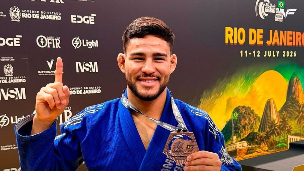 Jefferson Goteu: “O World Pro está entre as maiores competições do Jiu-Jitsu” 1 Jefferson Goteu, de kimono azul, mostra a medalha do Grand Slam do Rio de Janeiro e faz o sinal de número 1