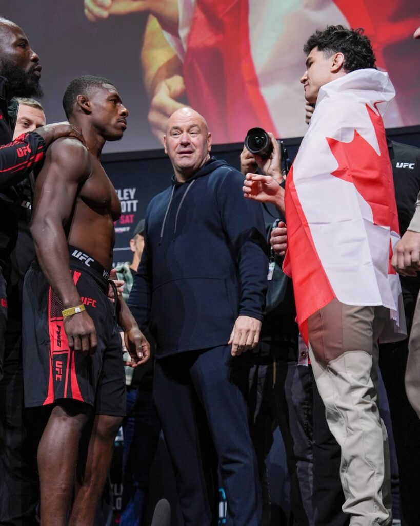 Joaquin Buckley e Mike Malott, com a bandeira do Canadá, se encaram com Dana White entre os dois antes do UFC Edmonton