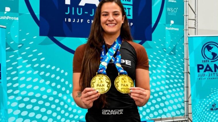 Lauriane Stavacz, da Gracie Barra Curitiba, com as duas medalhas de ouro do Pan No-Gi 2026