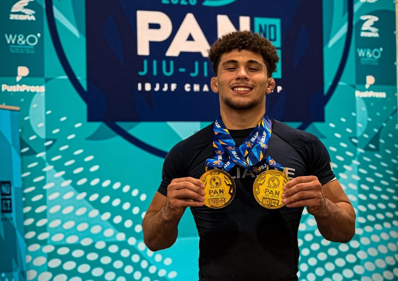 Oito lutas, dois ouros: Lorenzo Tarouco é campeão no peso e no absoluto do Pan No-Gi 1 Lorenzo Tarouco mostra as duas medalhas de ouro do Pan No-Gi 2026