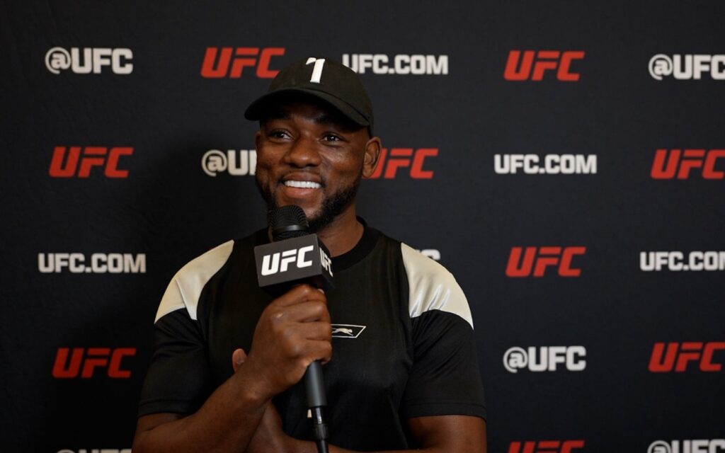 Manel Kape compara luta com Joshua Van a Anderson x Griffin 1 Manel Kape de camiseta preta fala ao microfone do UFC em Las Vegas