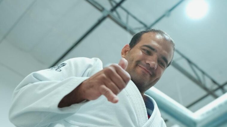 Márcio André de kimono branco faz sinal de positivo