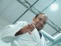 Márcio André de kimono branco faz sinal de positivo