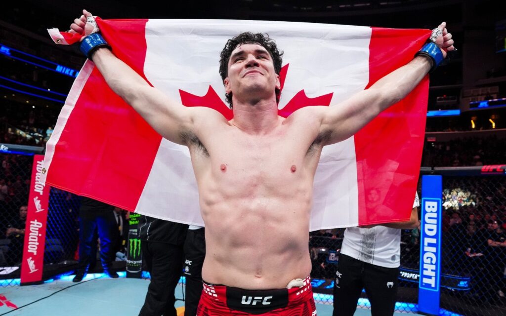 Mike Malott nocauteia Buckley com joelhada no UFC Edmonton 1 Mike Malott sorri com a bandeira do Canadá aberta nas costas depois da vitória sobre Joaquin Buckley no UFC Edmonton