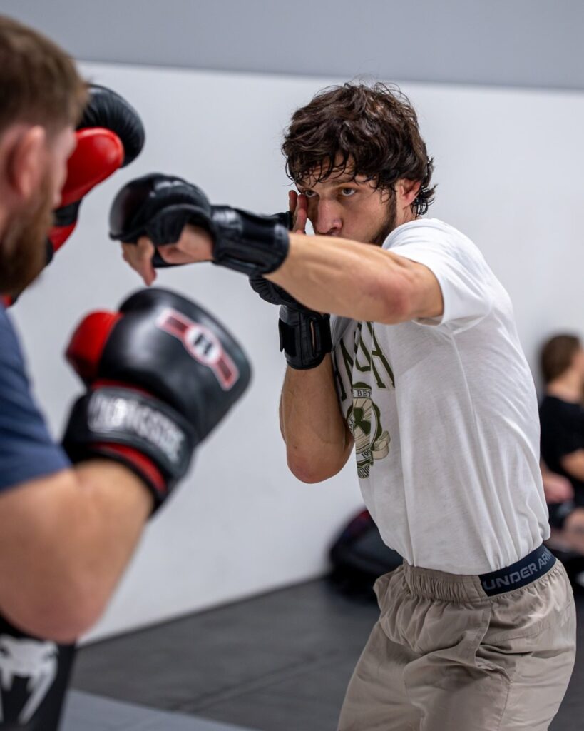 Movsar Evloev de camiseta branca e luvas pretas treinando socos antes do UFC 333, em Abu Dhabi