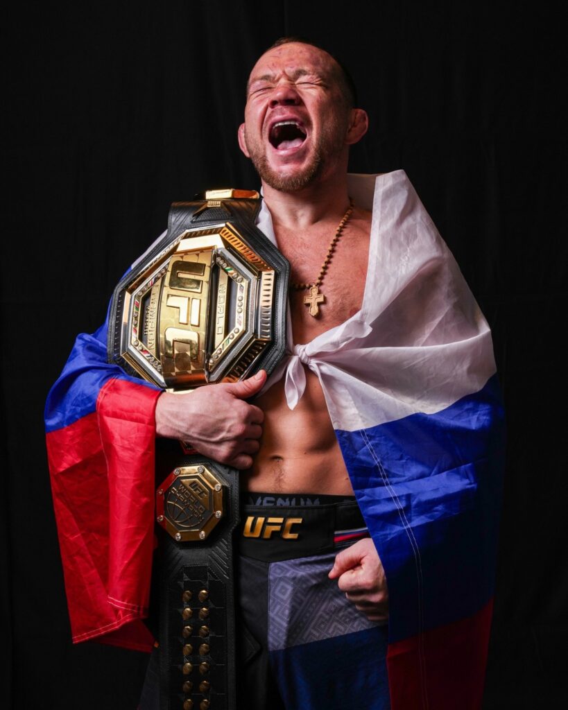 Petr Yan: UFC decide entre O’Malley e Song Yadong 1 Petr Yan comemora com o cinturão peso-galo do UFC e a bandeira da Rússia após o UFC 333, em Abu Dhabi