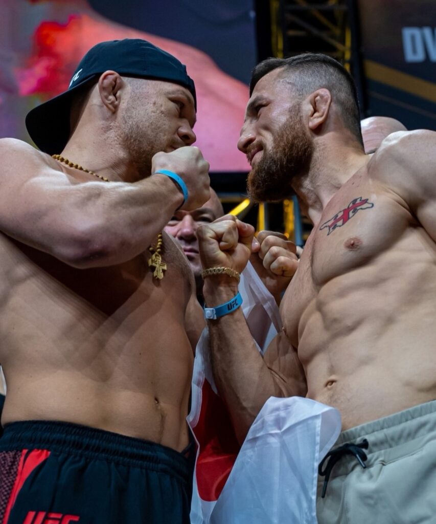 Petr Yan diz que decifrou Merab antes da trilogia no UFC 333 1 Petr Yan, de boné preto, e Merab Dvalishvili frente a frente na encarada do UFC 333, em Abu Dhabi