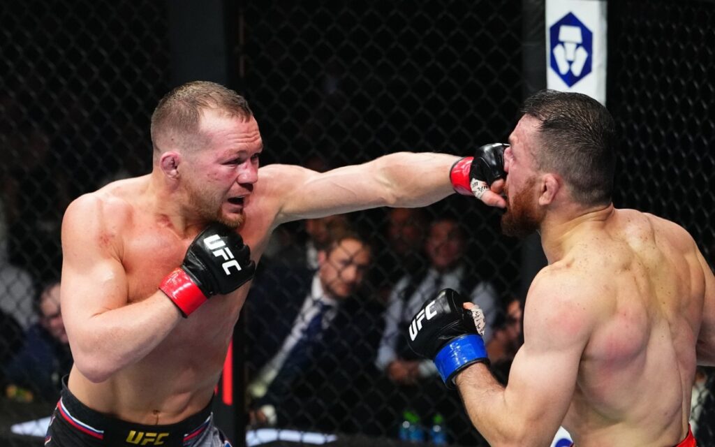Petr Yan vence Merab no UFC 333 e desempata trilogia 1 Petr Yan acerta soco de direita em Merab Dvalishvili no UFC 333, em Abu Dhabi