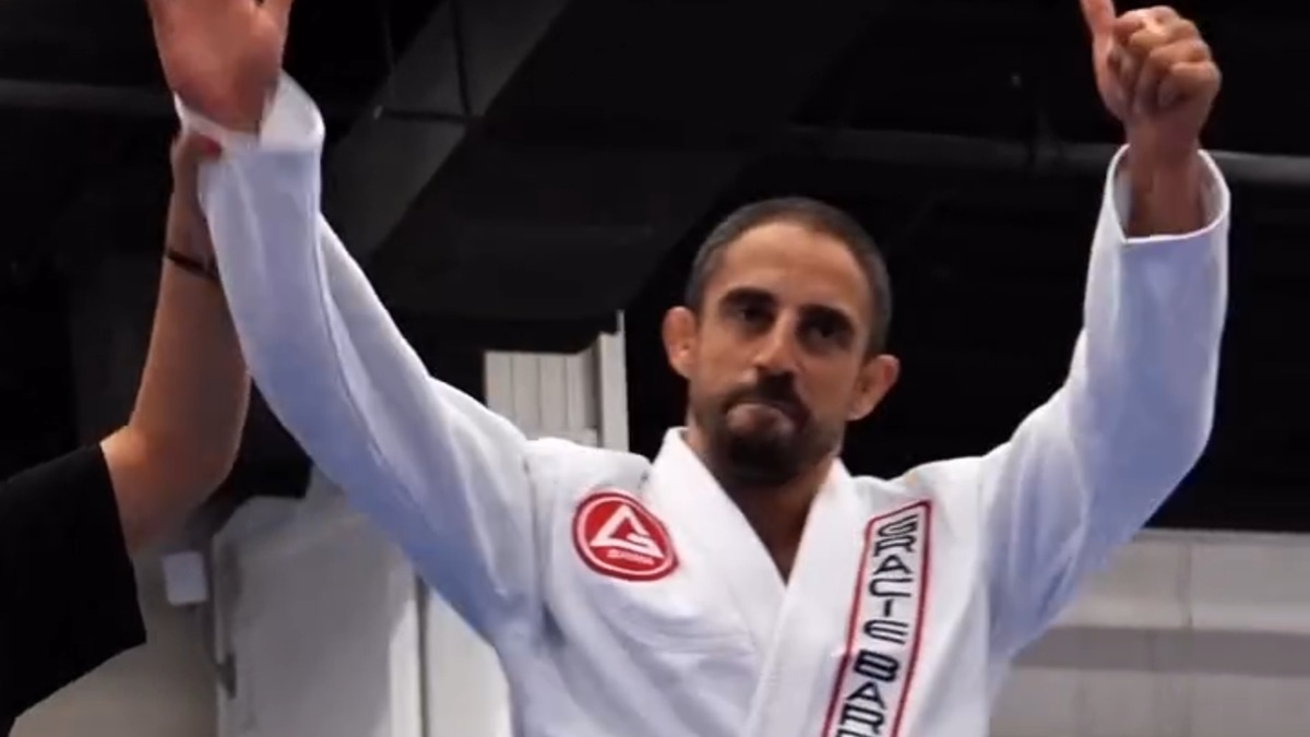 Philipe Furão comemora com os braços erguidos o título do master 3 no Orange County Fall Open