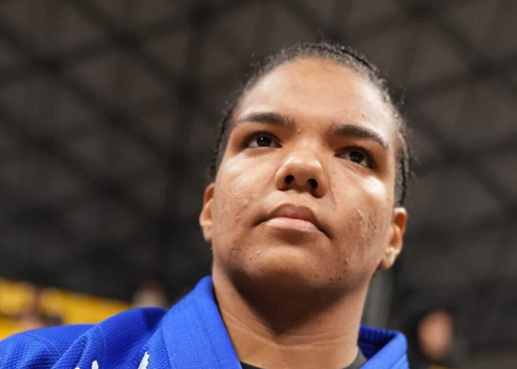 Quanto ganha um campeão mundial de Jiu-Jitsu 1 Gabi Pessanha, de kimono azul, olha para a frente antes de uma luta