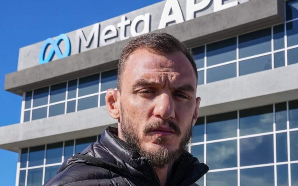 Renato Moicano rebate elogio de Tom Nolan: “Quero dinheiro” 1 Renato Moicano de jaqueta preta em frente ao prédio do Meta Apex, em Las Vegas