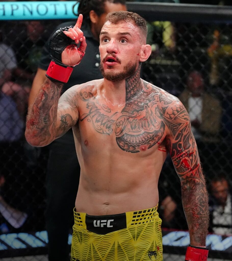 Renato Moicano encara Tom Nolan no UFC Vegas 123 1 Renato Moicano de calção amarelo aponta para o alto no octógono após vencer Chris Duncan no UFC Vegas 115