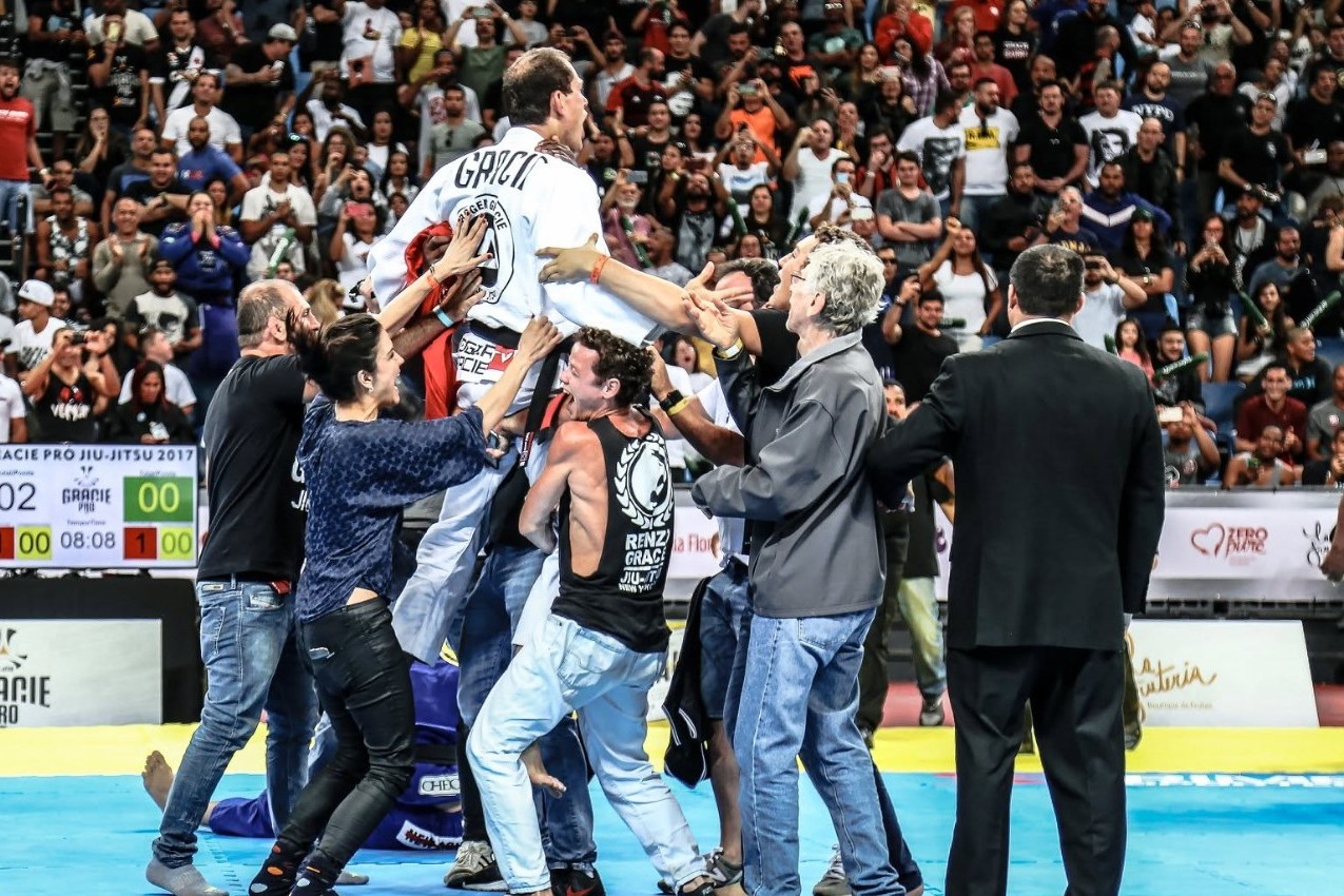Roger Gracie é erguido por familiares no tatame do Gracie Pro 2017, diante da arquibancada lotada