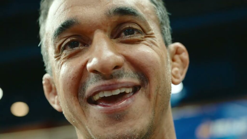 Rômulo Barral e as filhas campeãs do Pan Kids: “Pressão é um privilégio” 1 Rômulo Barral sorri durante entrevista no ginásio do Pan Kids