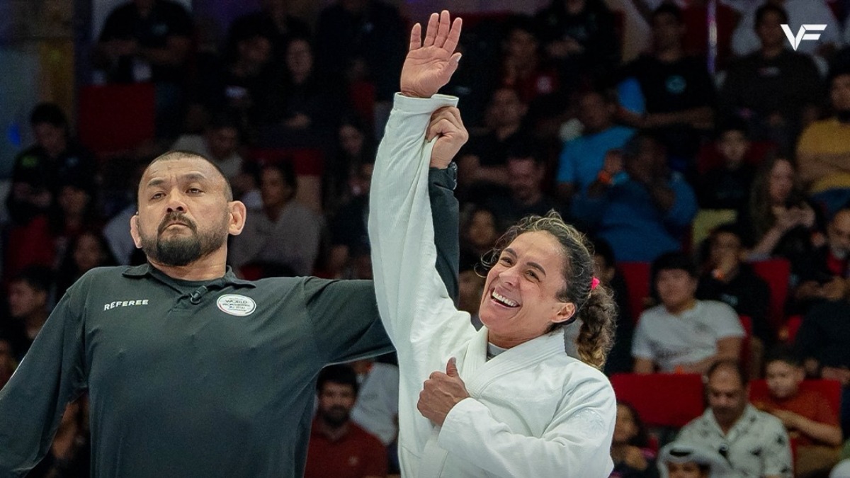Sábatha Santos tem o braço erguido pelo árbitro no World Pro
