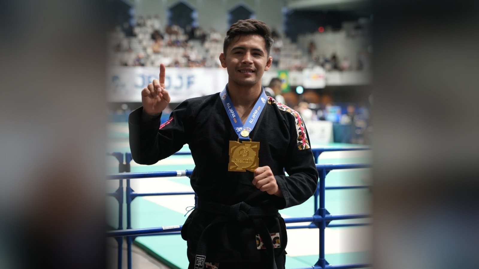 Sam Nagai promete Jiu-Jitsu sem amarração no Crown 2026 1 Sam Nagai, de kimono preto, com medalha de ouro em torneio da IBJJF no Japão