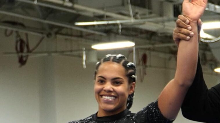 Sarah Galvão com o braço erguido após vitória no Pan No-Gi 2026