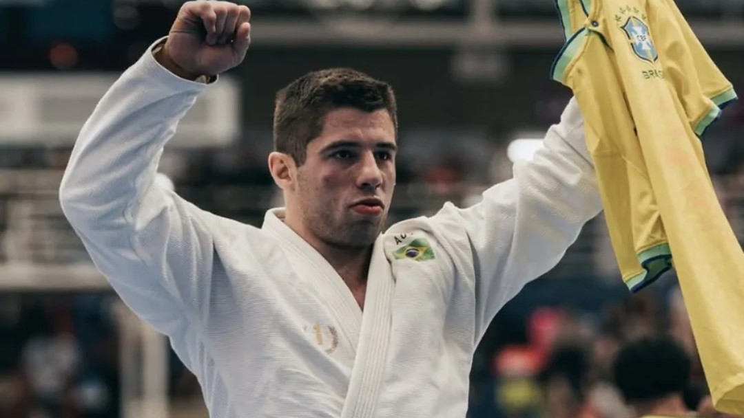 Tainan Dalpra: “The level of kids jiu-jitsu is crazy” 1 Tainan Dalpra celebrates in a white gi holding a Brazil jersey