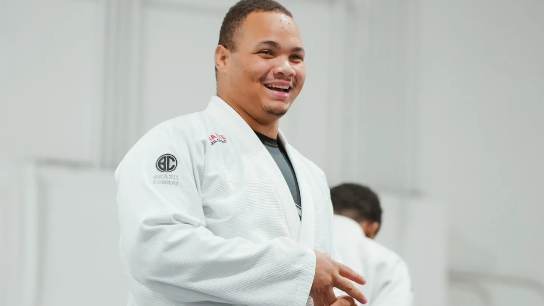 Thierry Felipe promises a war in his black belt debut at the Crown: “All the pressure is on them” 1 Thierry Felipe smiles in a white gi and black belt on the mats