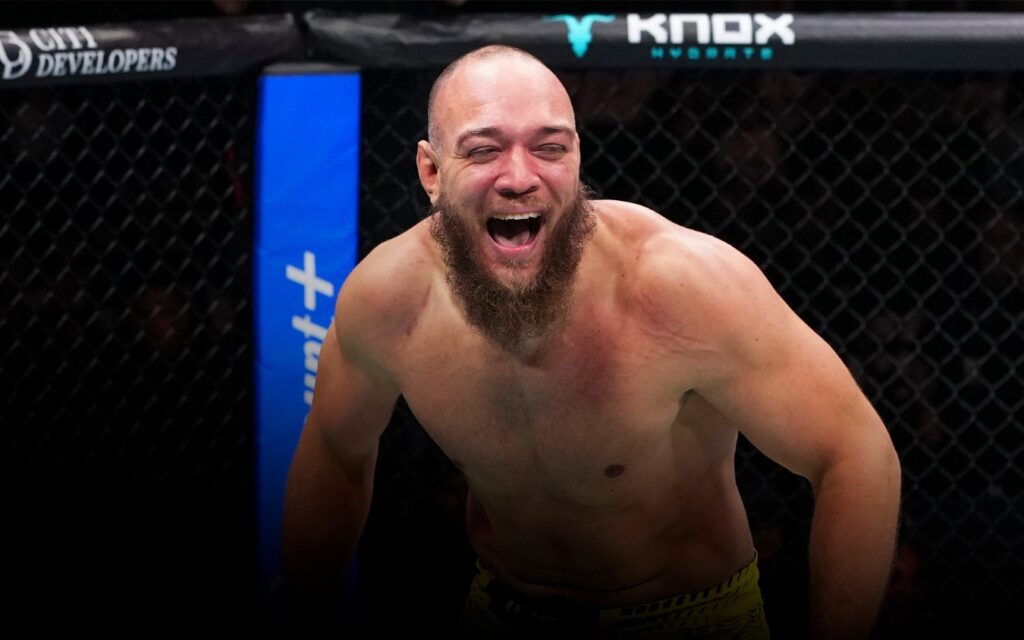 Valter Walker rebate Poatan e cobra passagem para treino 1 Valter Walker grita e comemora no octógono depois de finalizar Thomas Petersen no UFC Abu Dhabi