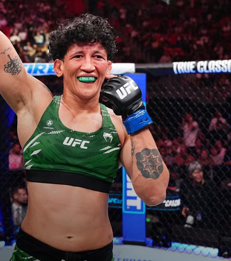 Virna Jandiroba mira trilogia com Mackenzie Dern em 2027 1 Virna Jandiroba de top verde comemora com o braço erguido no octógono do UFC 314