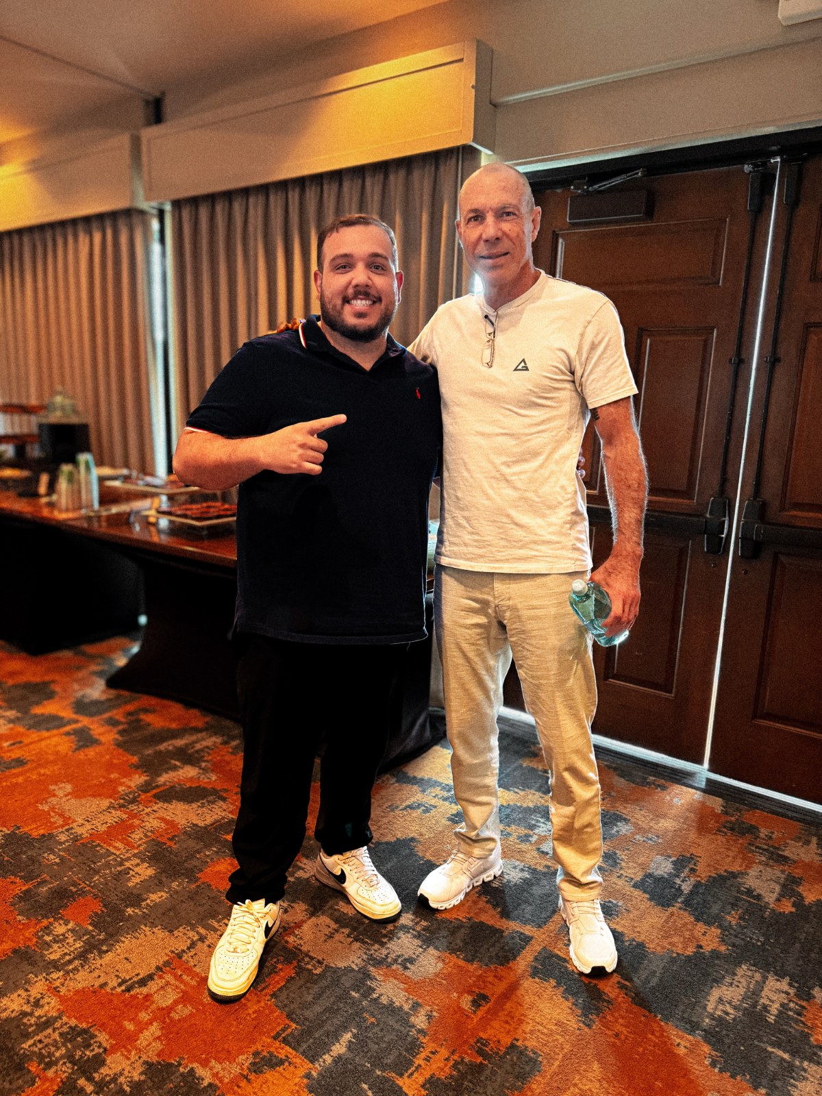 Vitor Freitas e Carlos Gracie Jr. lado a lado durante o LeaderCon, em 2025