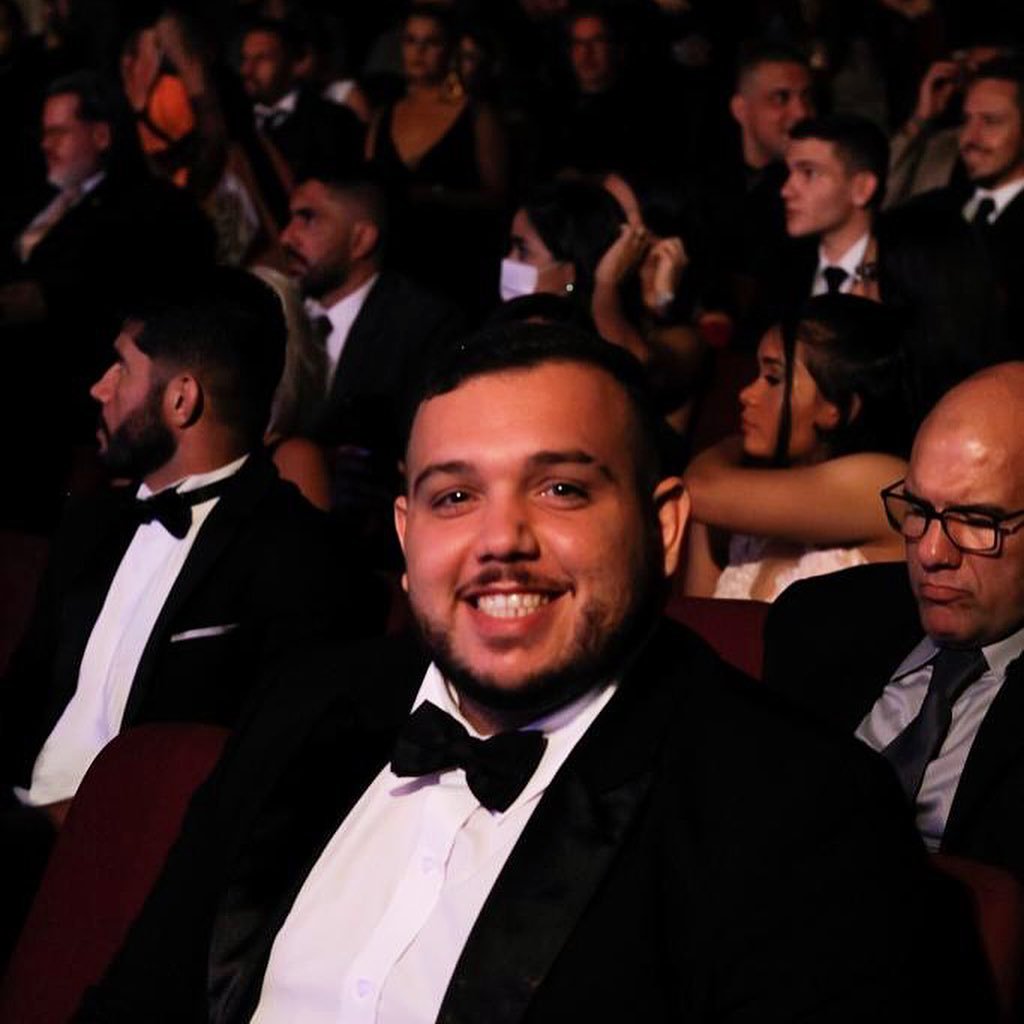 Vitor Freitas, de traje de gala, na noite de premiação em São Paulo, em dezembro de 2021