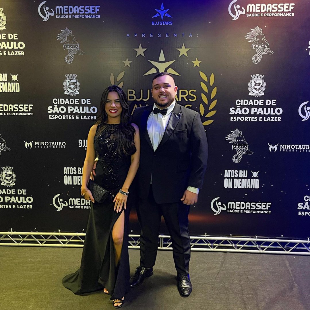Vitor Freitas, de traje de gala, ao lado da esposa na noite de premiação em São Paulo, em dezembro de 2021