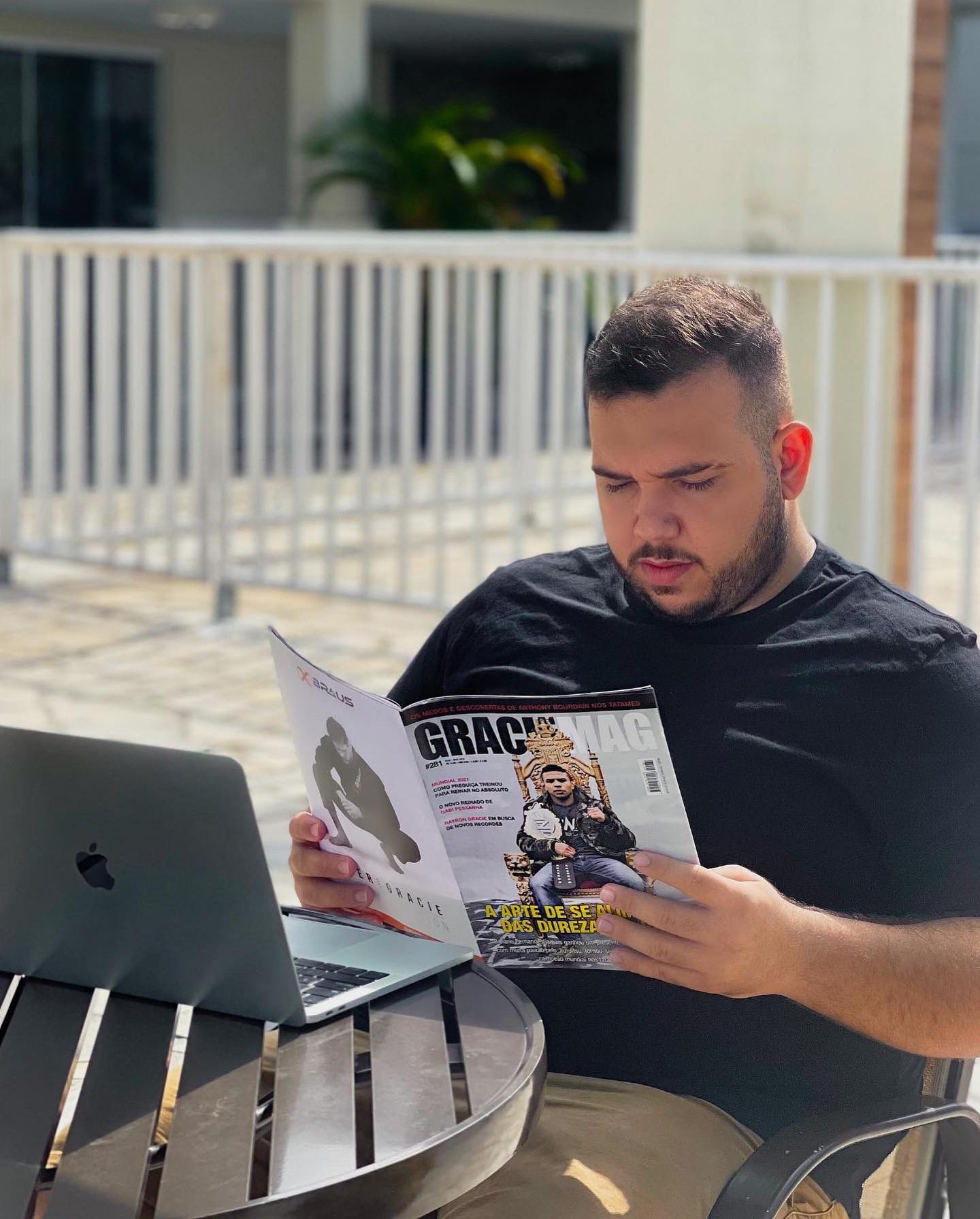 Vitor Freitas folheia uma edição impressa da GRACIEMAG, em 2022