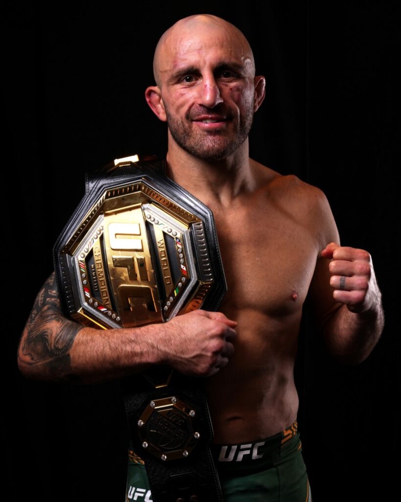 Paddy Pimblett diz que Evloev desistiu contra Volkanovski 1 Alexander Volkanovski de calção verde segura o cinturão peso-pena do UFC depois de vencer Movsar Evloev no UFC 333